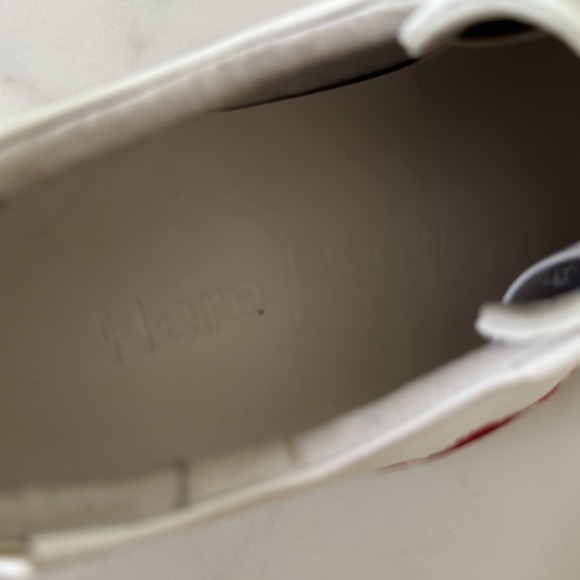 Here/ Now brand size 36 (5 1/2) white leather w/red Embroidered “kiss” detail - Picture 6 of 9